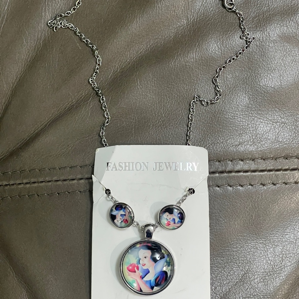 Silver Snow White Pendant Necklace Set

Necklace 
Earrings 
Bracelet